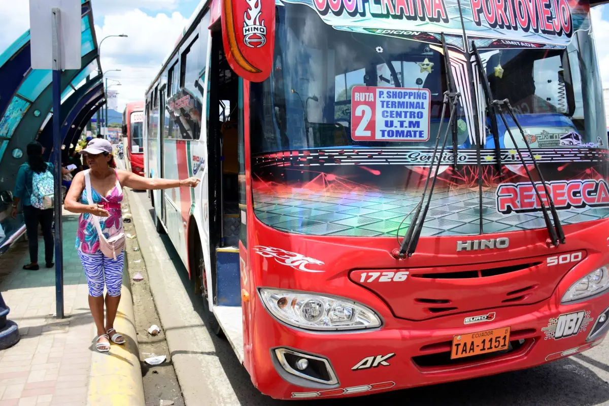 Transportistas urbanos de Portoviejo gestionan reunión con el MIT ante fin de compensaciones por diésel, producción El Diario