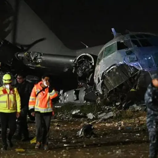 Al menos 15 muertos y varios vehículos destrozados tras estrellarse un avión militar en Bolivia