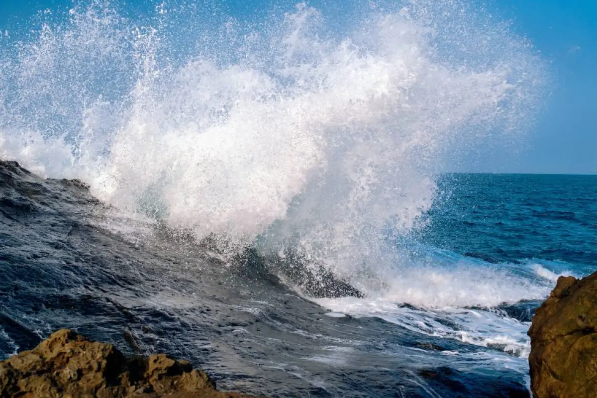 Oleaje en Ecuador con olas de hasta 1.70 metros en playa costera marzo 2026