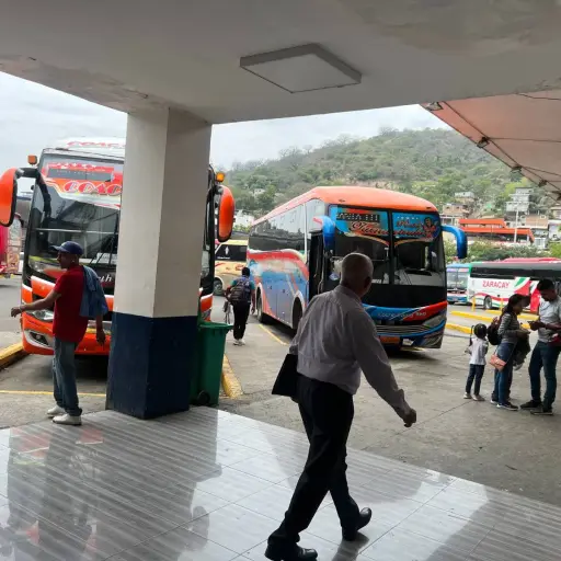 Transportistas de Manabí advierten suspensión de actividades por deuda estatal en compensaciones