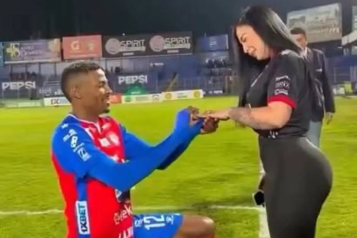 El futbolista Derrickson Quirós le pidió la mano a su novia en plena cancha y luego anunció en redes que se suspendía la boda
