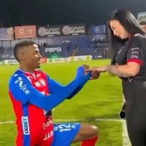 Futbolista Derrickson Quirós propone matrimonio en plena cancha y días después confirma el fin de su relación