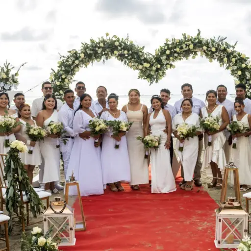 Diez parejas sellaron su amor en una boda colectiva frente al mar en Puerto Cayo