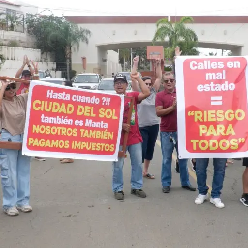 Moradores de Ciudad del Sol realizan plantón para exigir reparación integral de sus calles