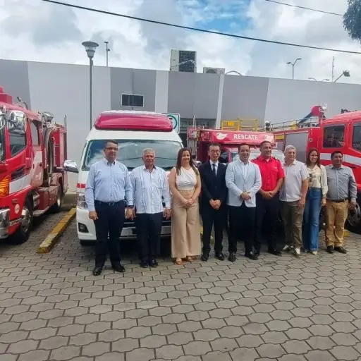 Embajada de Japón entrega cuatro vehículos de rescate al Cuerpo de Bomberos de Chone