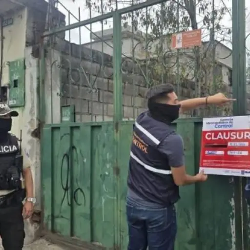 Parqueadero y deshuesadero cerrados tras hallar vehículos robados en Quito