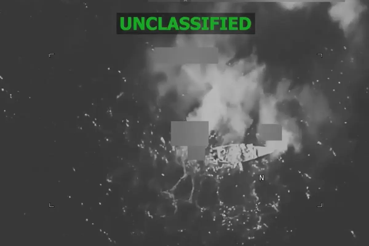 Avión militar de Estados Unidos durante bombardeos en el Caribe bajo la Operación Lanza del Sur.