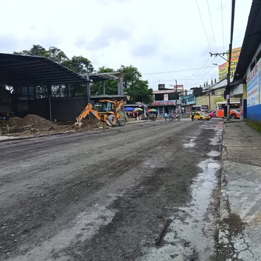 Tras meses de huecos y desvíos, arrancan trabajos en calles alternas de la terminal