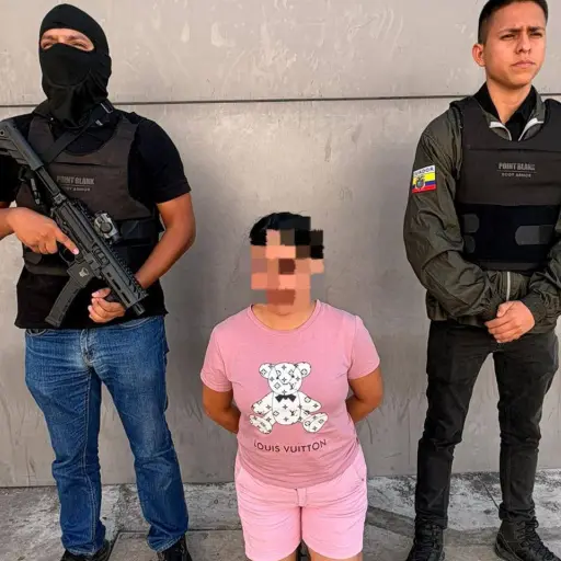 Capturan a mujer con orden vigente por extorsión en Las Acacias de Manta