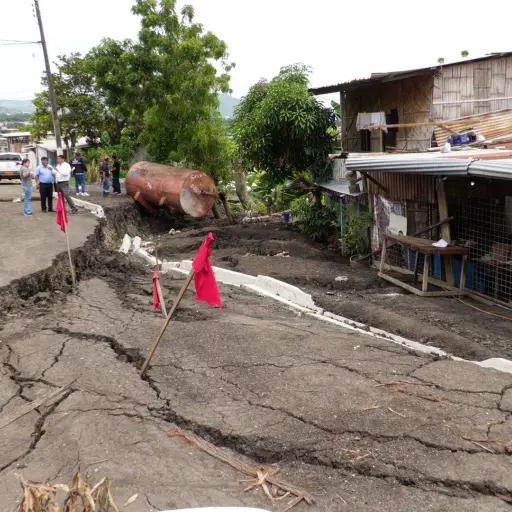 Habilitarán albergue para 14 familias tras declaratoria de alerta roja en calle Chimborazo de Portoviejo 