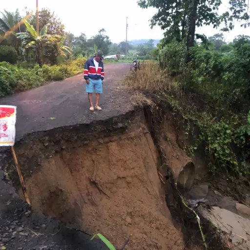 Lluvias golpean la vía Paján – Olmedo: esto es lo que hará la Prefectura de Manabí