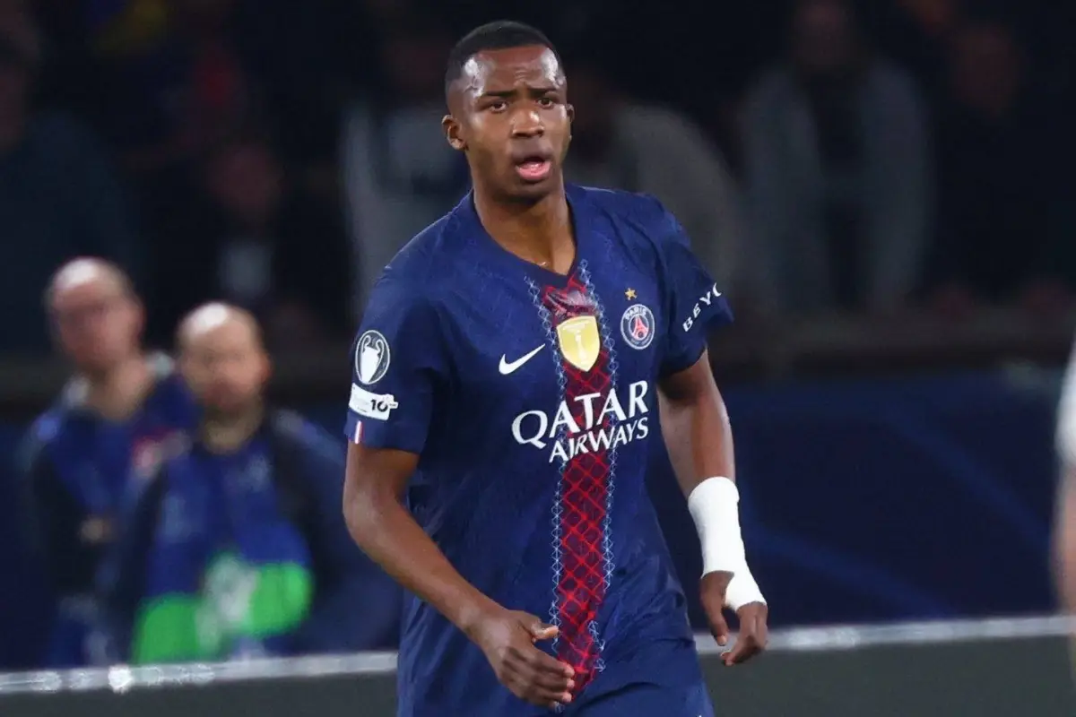 Willian Pacho, defensa del PSG, clasificó con su club a octavos de final de la Champions League.