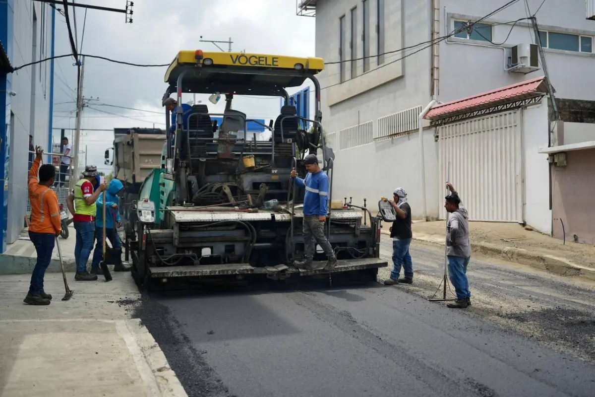 Trabajos en la calle 20 y avenida 40, del barrio Las Acacias., El Diario