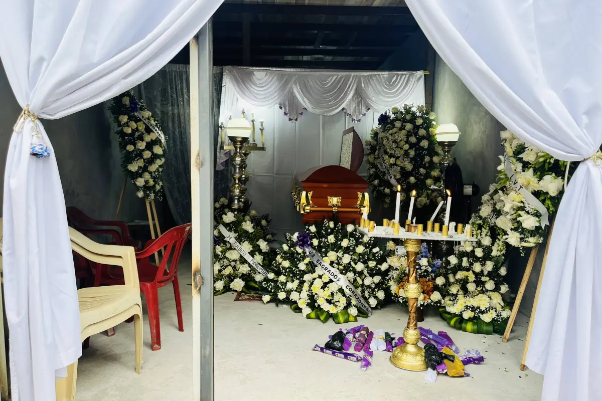 Entre flores y silencio, La Concordia rindió homenaje a docente asesinada