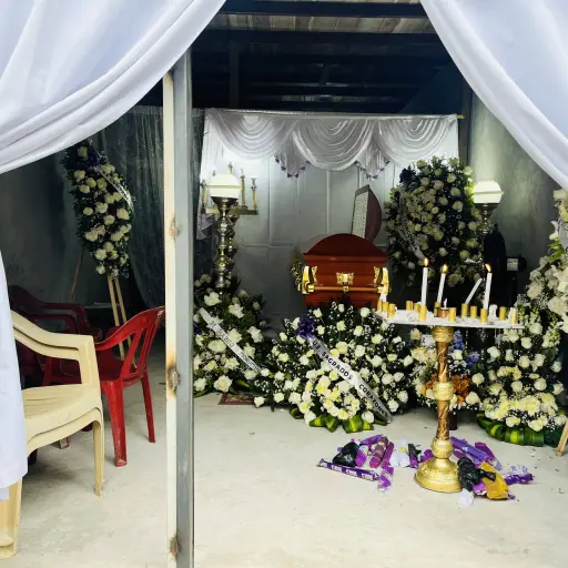 Entre flores y silencio, La Concordia rindió homenaje a docente asesinada