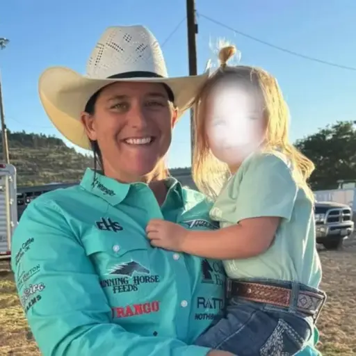 Fallece hija de la campeona de rodeo Kelsie Domer tras accidente con un caballo