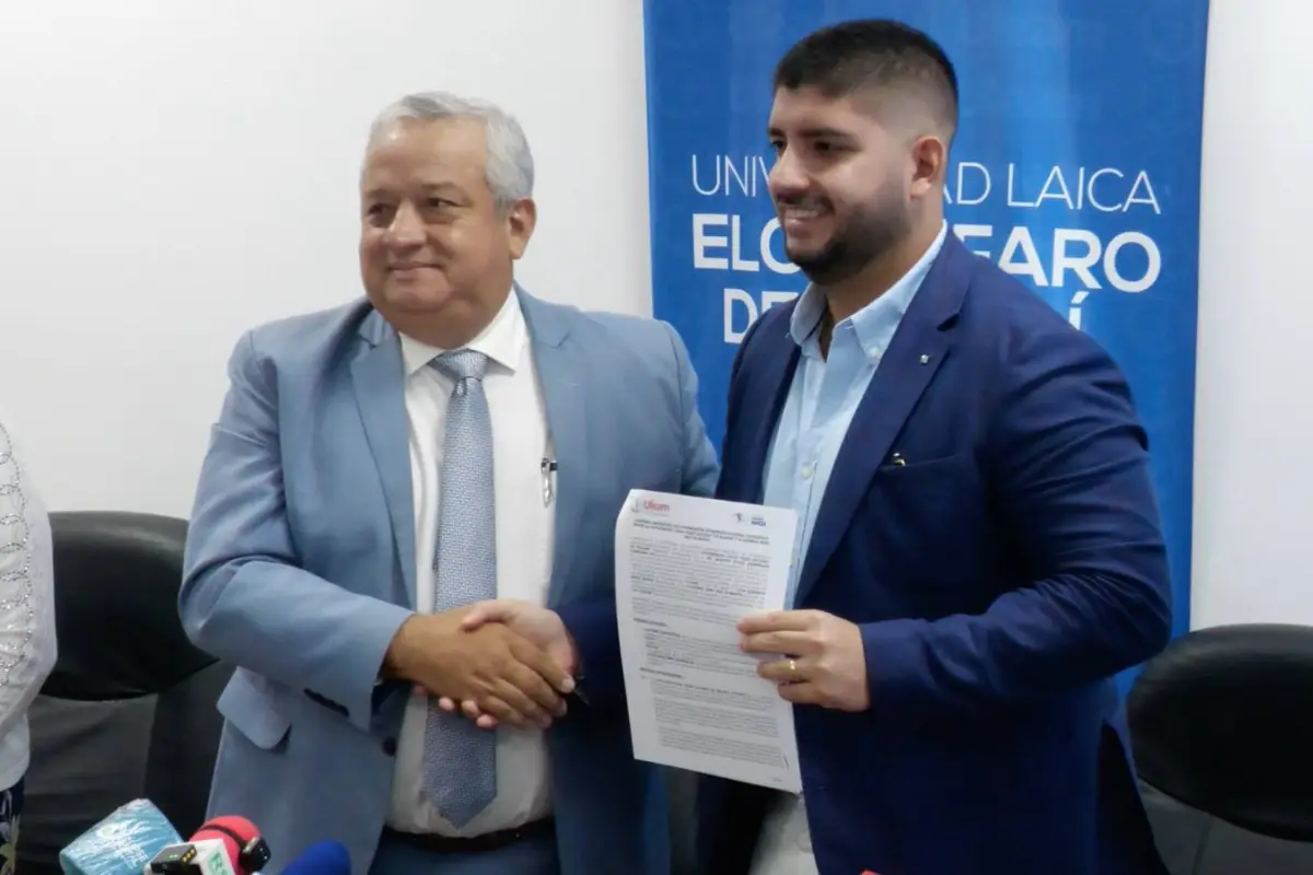 Marcos Zambrano (i), rector de la ULEAM, junto a Luis Arauz, director general de las academias., La Marea
