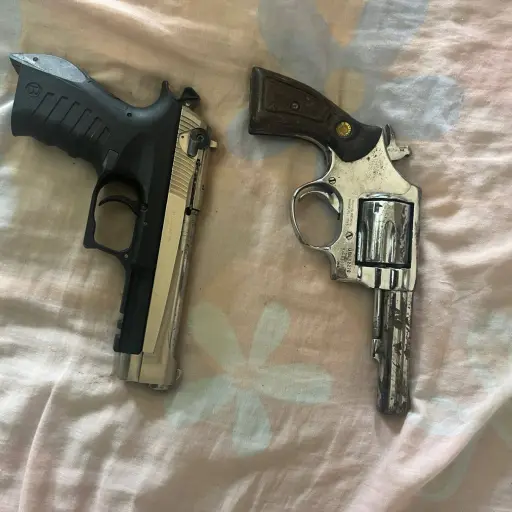 Incautan dos armas de fuego y detectan vehículos con chasis adulterados en Manta