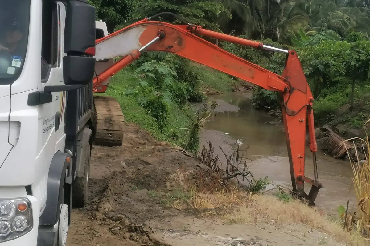 La intervención en el río para solucionar el azolvamiento cerca del canal de captación, Kiabeth Ugalde
