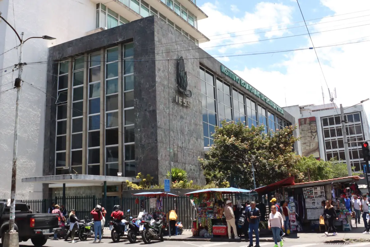 Afiliados esperan atención de citas médicas en una sala del IESS tras el anuncio de nuevos turnos diarios.