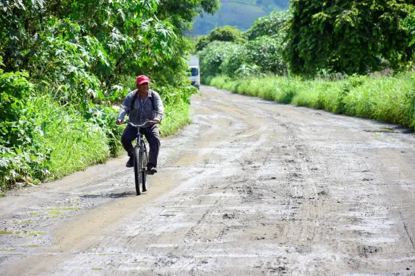 La carretera se ha deteriorado más con las lluvias, según los agricultores. ,El Diario