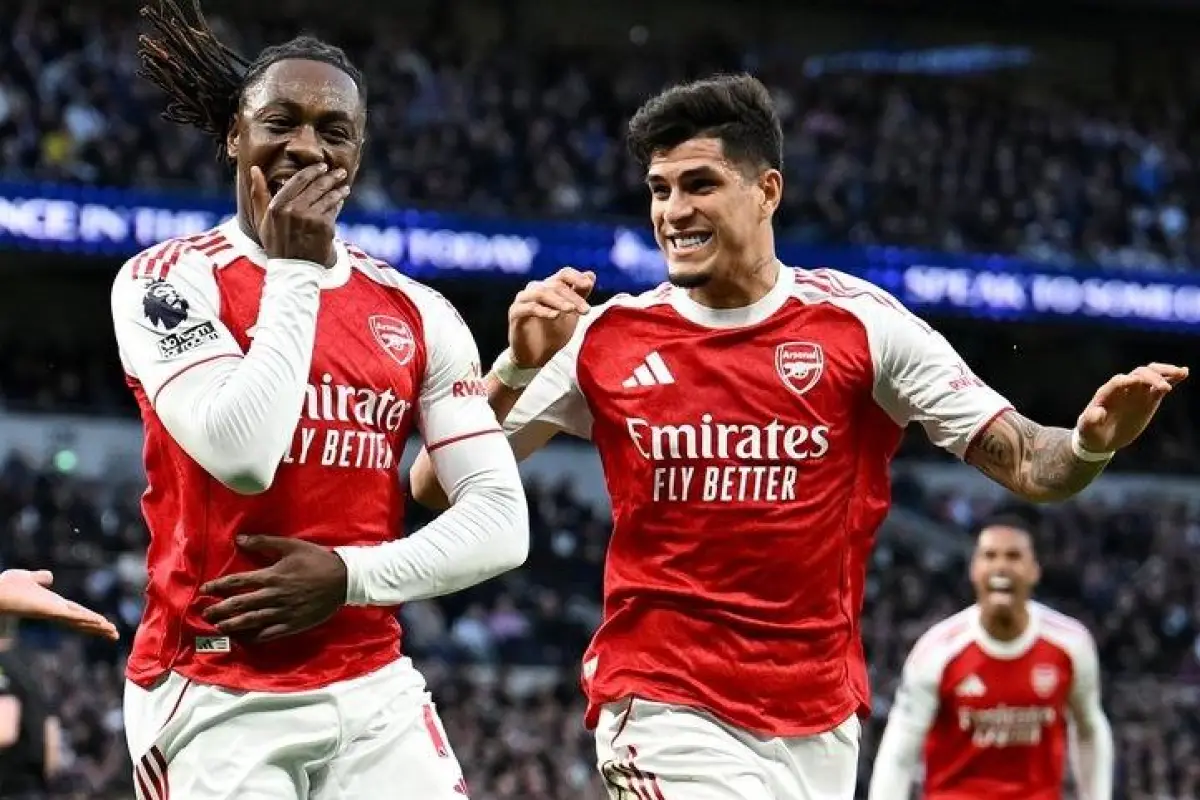 Piero Hincapié celebra un gol con su compañero en la victoria de Arsenal ante Tottenham