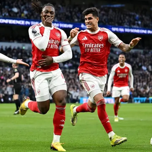 Arsenal con Hincapié vence 1-4 a Tottenham en el derbi del norte de Londres y amplía ventaja en la cima de la Premier League