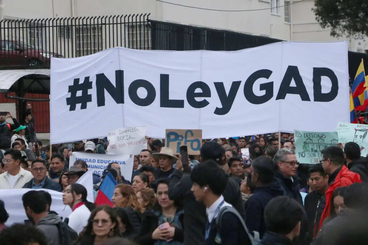 Movilización de docentes y trabajadores por cambios al Cootad en Quito.