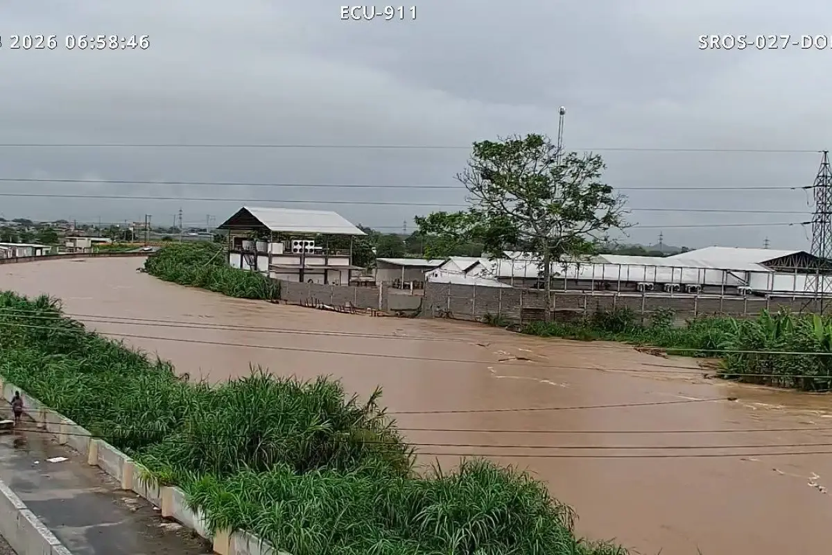 Acumulación de agua por ríos desbordados en Santa Rosa, El Oro, tras lluvias intensas.