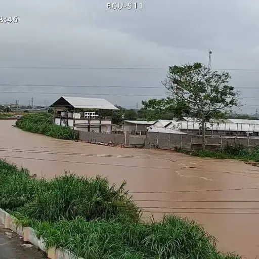 Ríos desbordados provocan cierre de vías e inundaciones en El Oro y Manabí
