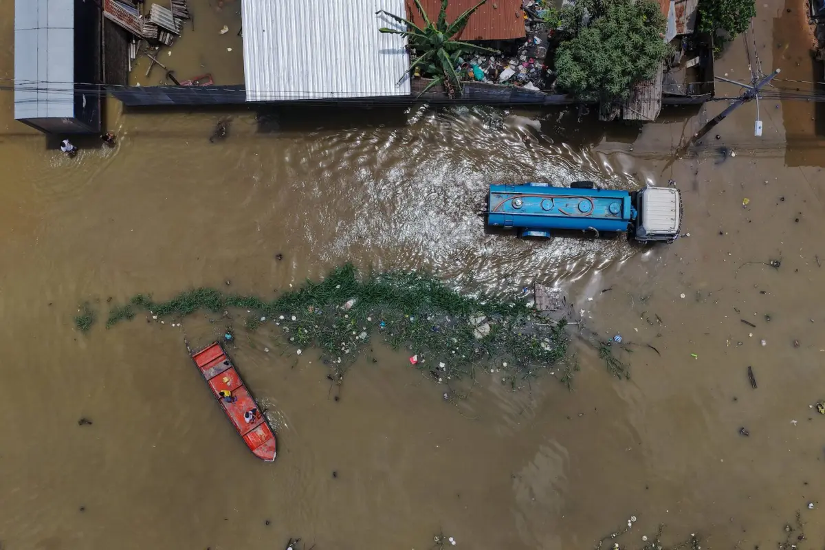 Durán, miércoles 18 de febrero del 2026 - La lluvia de más de 8 horas dejó anegados varios sectores del cantón Durán, en la gráfica las calles de la tercera etapa de El Recreo., César Muñoz/API.
