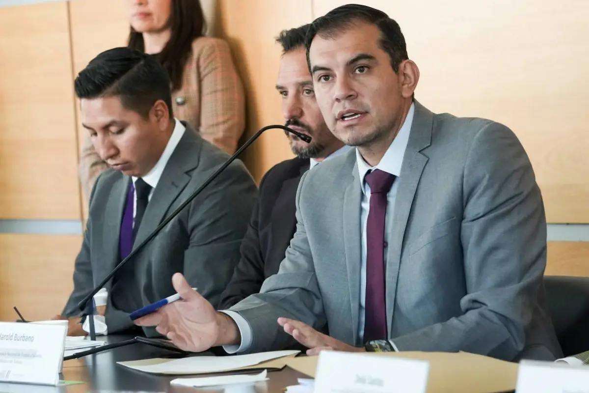 Harold Burbano durante explicación sobre jornada laboral en Ecuador.