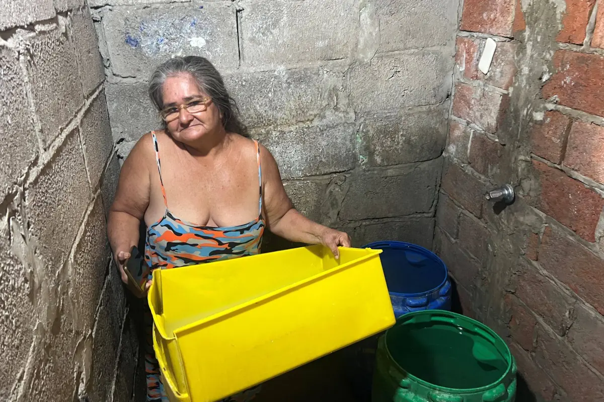 Elizabeth Cevallos llenó todos sus recipientes antes del corte del servicio., El Diario