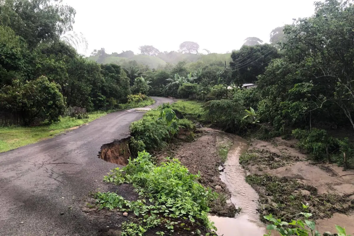 Las recientes lluvias han dejado en una situación crítica a la carretera que une 24 de Mayo y Paján, Redes