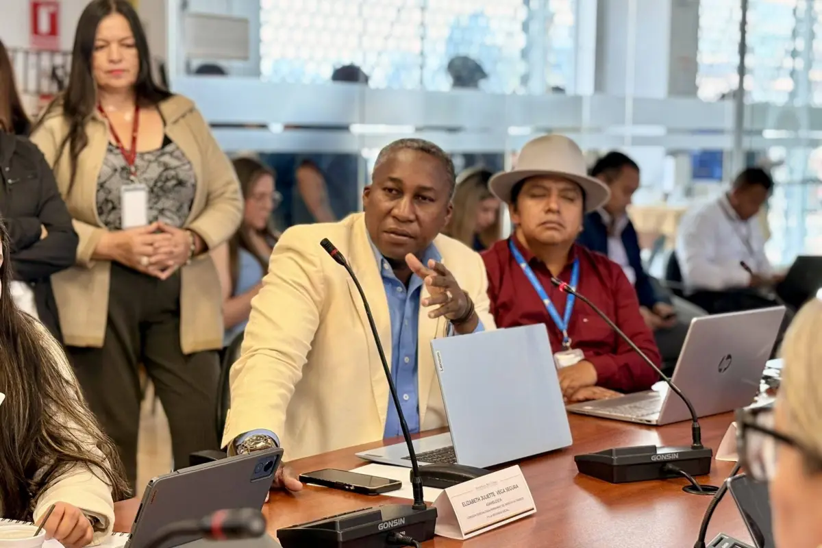 Roberto Cuero (c), asambleísta por la Revolución Ciudadana. , X: @RobertoCueroM