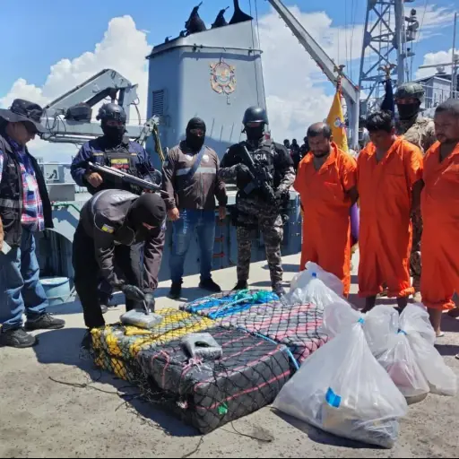 Tres pescadores detenidos tras incautación de 3,2 toneladas de cocaína en altamar