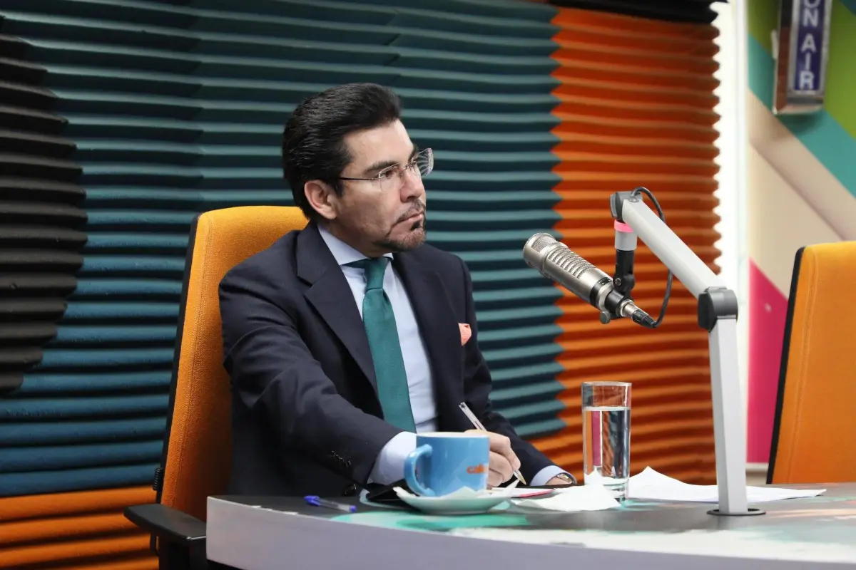 El fiscal general encargado Leonardo Alarcón durante entrevista sobre avances de la Fiscalía de Ecuador en casos de corrupción y delincuencia organizada.