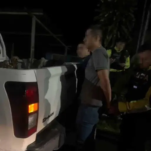 San Miguel de los Bancos: detienen a dos policías en servicio activo en camioneta reportada como robada