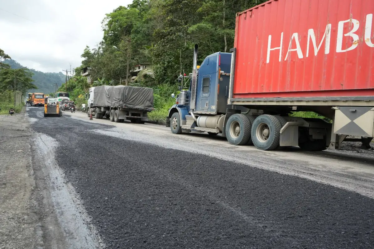 En el tramo de Santo Domingo de los Tsáchilas se realizan labores de mantenimiento., Prefectura de Santo Domingo de los Tsáchilas