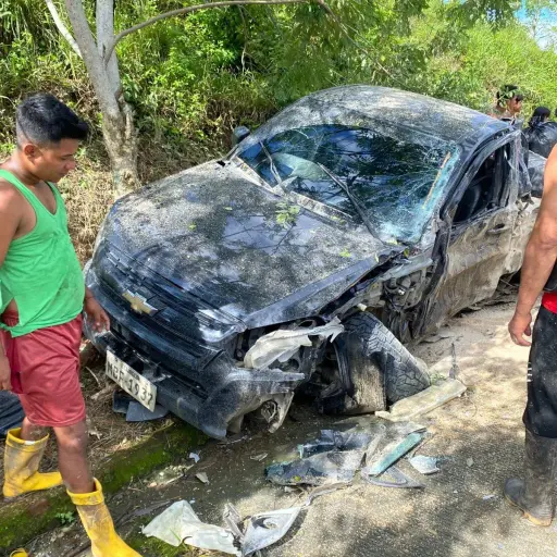 Camioneta se encuneta en accidente vial en Chone