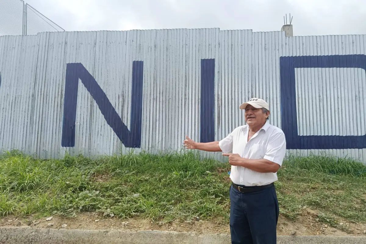Eduardo Jurado, de la Junta Cívica de Los Esteros. Atrás de él, la calle 115A cerrada., El Diario
