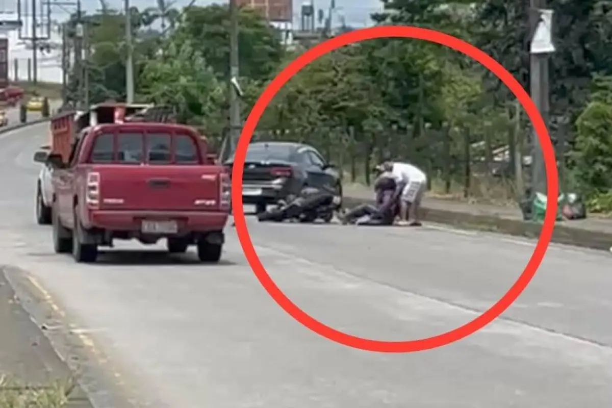 El motociclista fue auxiliado por quienes pasaban por el lugar donde se dio el accidente., Cortesía