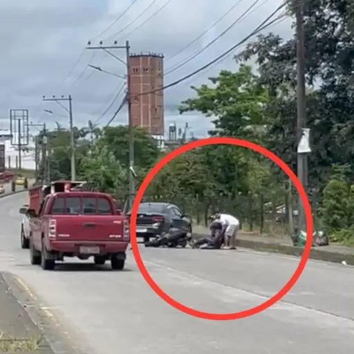 Motociclista sufre lesiones en accidente de tránsito en El Carmen