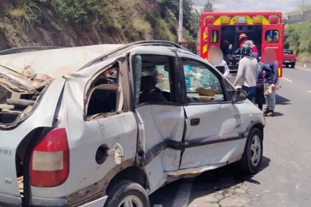 El vehículo en el que se movilizaban los menores de edad, quedó comprometido en su carrocería., Foto: Bomberos Cayambe