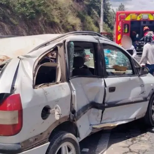 Ocho menores heridos tras el vuelco de un automóvil en Cayambe, provincia de Pichincha 
