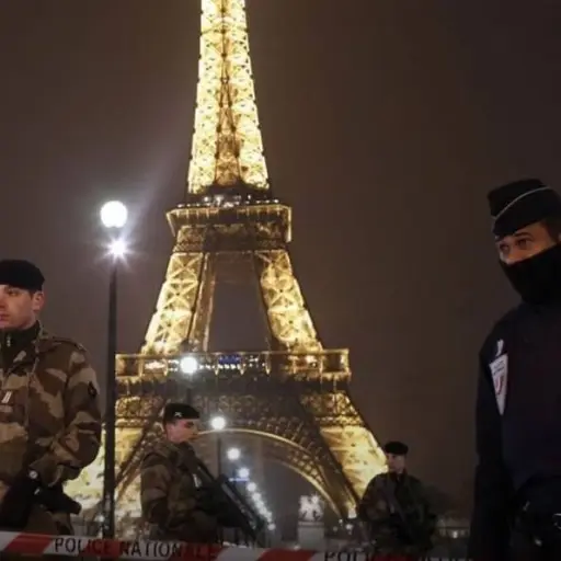 Amenazas de bomba provocan desalojos en varios puntos turísticos de París entre ellos la Torre Eiffel