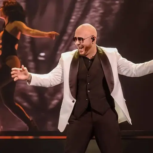 Pitbull busca récord mundial en Londres con calvas postizas