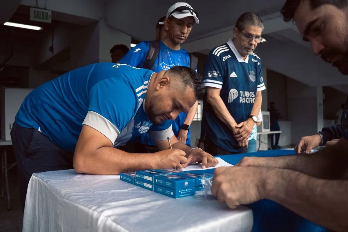 Socios de Emelec realizan sus respectivos votos para elegir al nuevo directorio del club azul