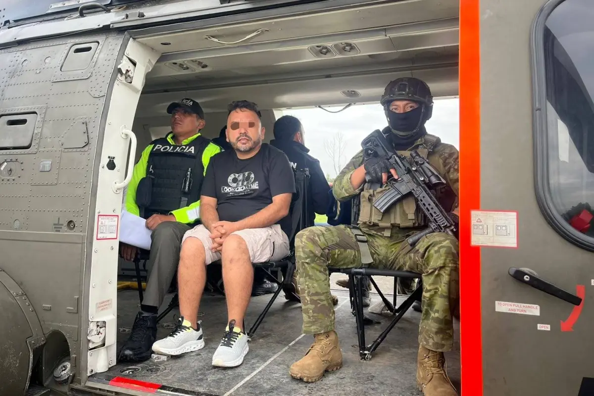 Momento exacto en que efectivos militares de Ecuador entregan a alias ‘Mizón’.