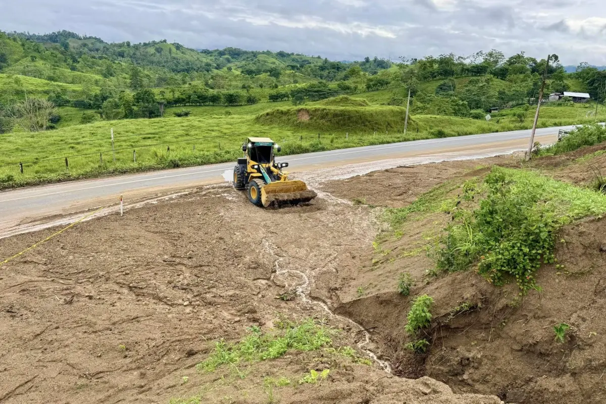 Personal y maquinaria de la Prefectura de Manabí, retiraron el lodo en la vía  Chone – Flavio Alfaro – El Carmen., Cortesía: Prefectura de Manabí